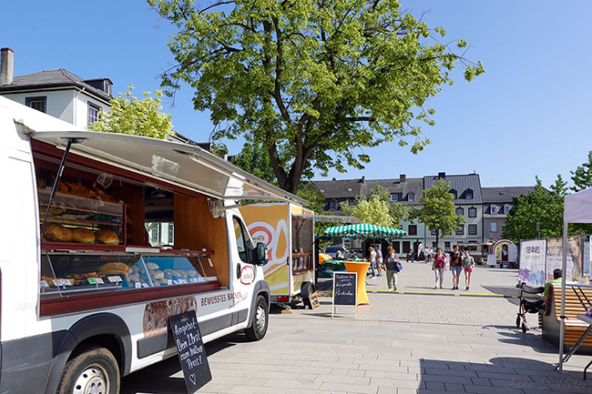 Ein mobiler Bäckerstand mit einer Auslage voller verschiedener Brote und Backwaren auf dem Feierabendmarkt.